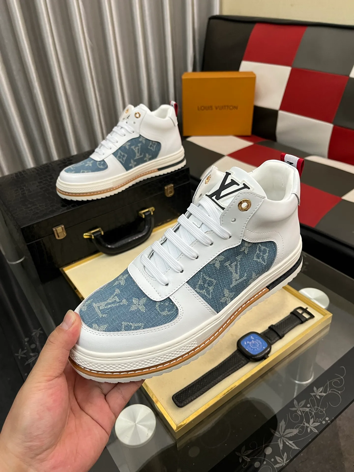 Ex-factory price: 420⌚️⌚️《Louis vuitton/LV Louis Vuitton》original quality.~ Unique modern style sneakers. 🏃A must-have casual shoe for trendy men😍😍 Original brand imported from Italy, imported original leather, cowhide lining (refuses to discolor and grind feet) sole: original sole provided by the original factory, French lazy style design ⚠️Fit to the feet, original quality, super comfortable original sole. Code number: 38-442️⃣Colors available